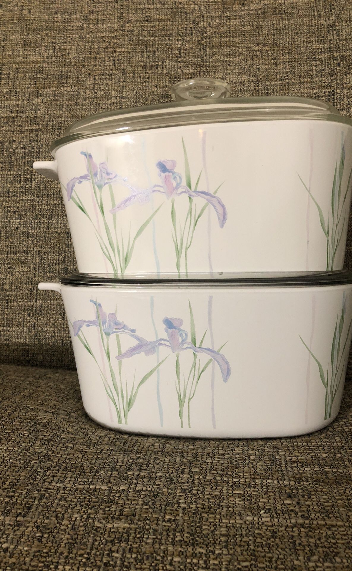 Set of 2 Corning Ware with Pyrex lid. Please see all the pictures and read the description