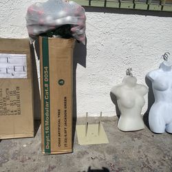 Árbol navidad  una rack nueva y manikin para blusa