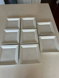 Better Homes and Garden Dinner Plates (8)