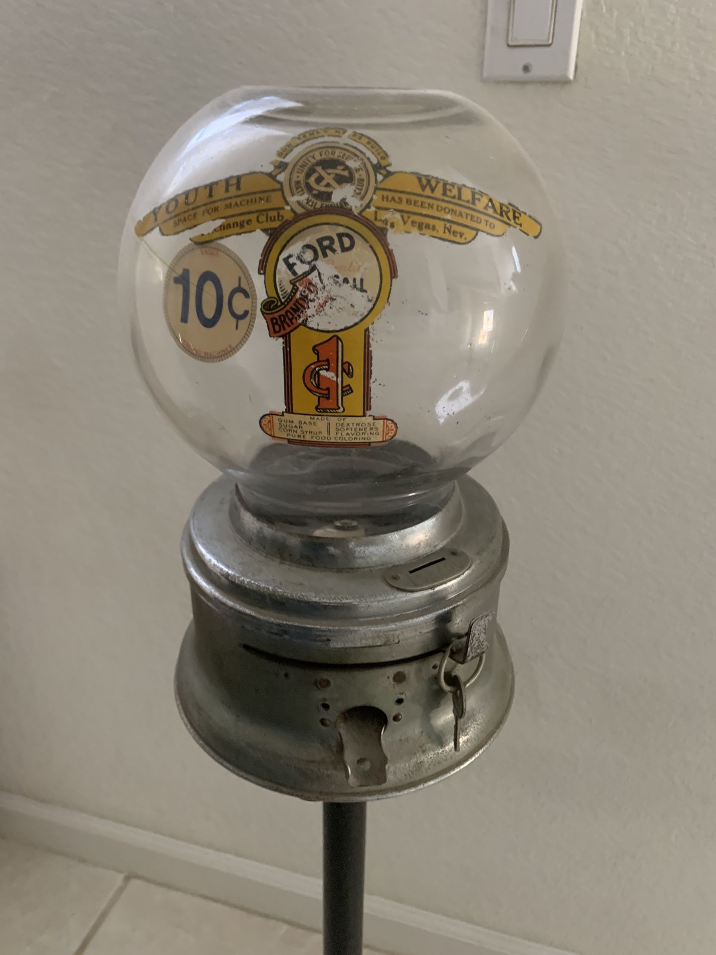 Vintage Ford Gumball Machine w/ Stand with original glass globe, (10 cents)