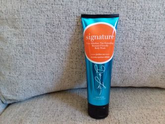 Signature tan extending body wash