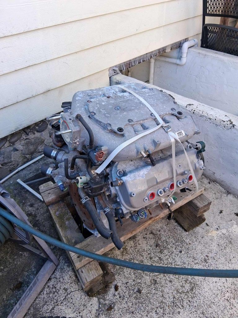 The engine is a V6, came out of a 2007 Honda Pilot