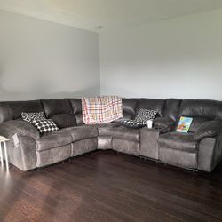 Very comfy! Tambo Canyon Reclining Sectional /couch /Living room set
