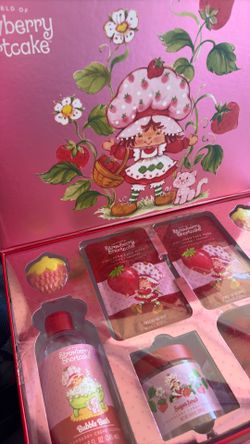 New in box.  Strawberry Shortcake bath set with poster.