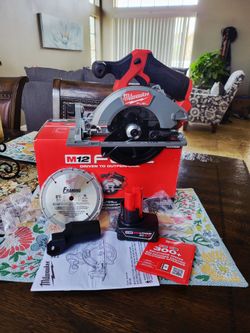 Milwaukee M12 FUEL 12V  Brushless 5-3/8 in. Cordless Circular Saw w/ M12 12V XC High Output 4 Ah Battery Pack