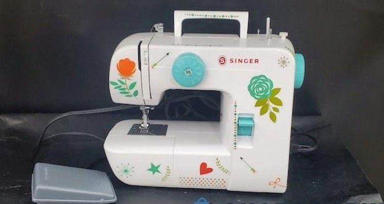 Working Singer Sewing Machine Model 1234

Pick up in Anahiem 92804.
Cash or Zelle accepted. 