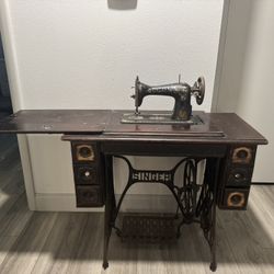 Singer Sewing Machine 