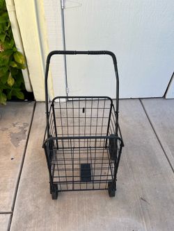 Flexible, metal shopping cart with wheels