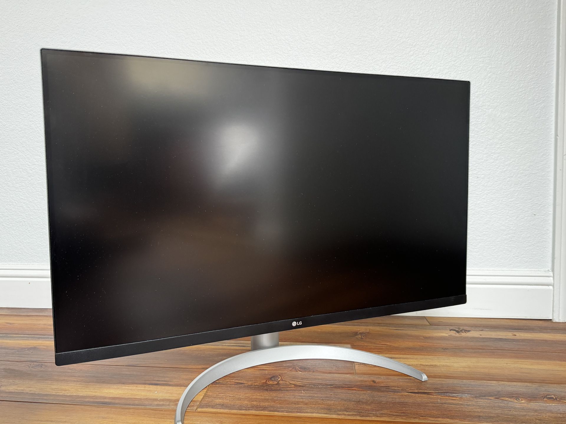 LG 32UP550-W 32 Inch UltraFine (3840 x 2160) Monitor 