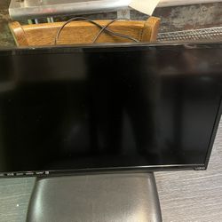 Vizio 32 Inch TV. Include Wall Holder