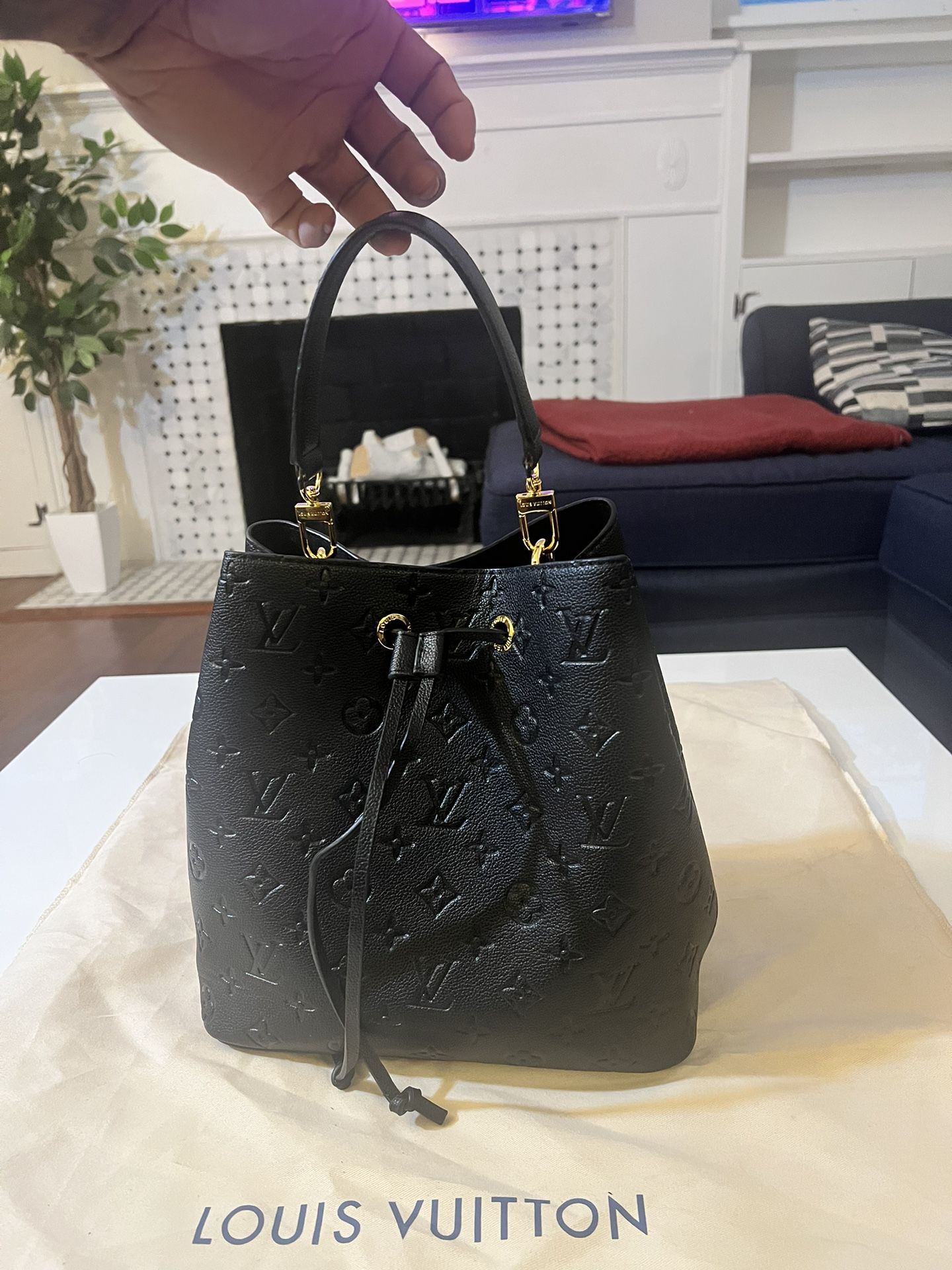Louis Vuitton: NéoNoé MM for Sale in Highland Hills, OH - OfferUp