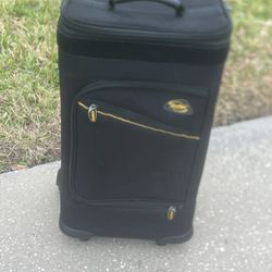 Skyroll Zip-Up Carry On Rolling Garment Travel Bag Luggage Suitcase Wheels Read. 2 broken pulltab. Used in good condition with some cosmetic blemishes