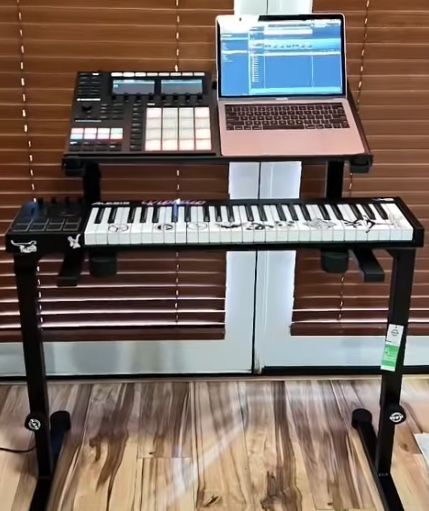 K&M Omega Keyboard stand Like New