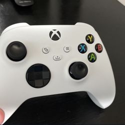 robot white xbox controller