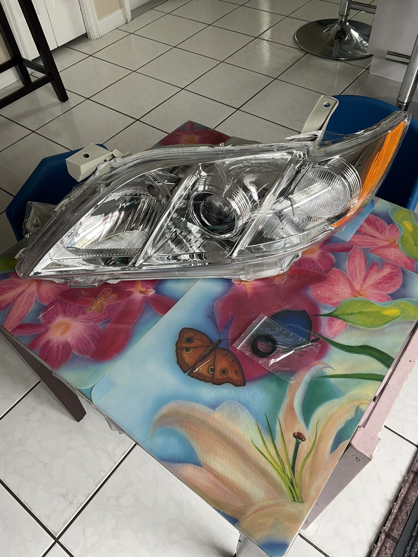 Left side headlight of a new, unused Toyota from 2007 to 2009