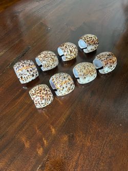 8 Tiger Cowrie seashell napkin rings feature a distinct leopard-spotted pattern and smooth white interiors in Excellent Condition