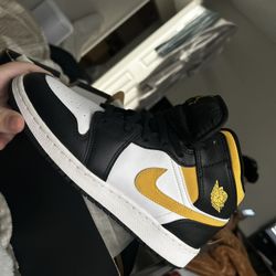 Jordan 1 Mid White Pollen Black 