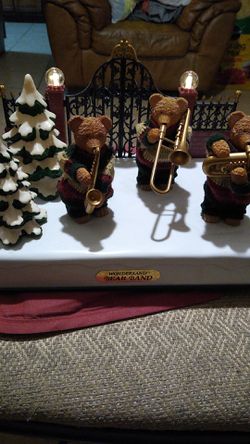 WONDERLAND BEAR BAND A trio of Lovable Bears Swing and Sway While Playing 12 yuletide tunes in a Classic Holiday Setting