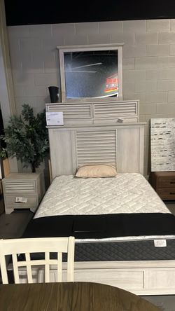 Queen Floor Model 4 Piece
