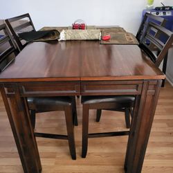 Dining Table w/ 4 Dining Chairs & 2 Runners $100