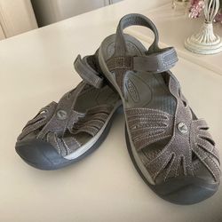 Keen Size  9 Sandals