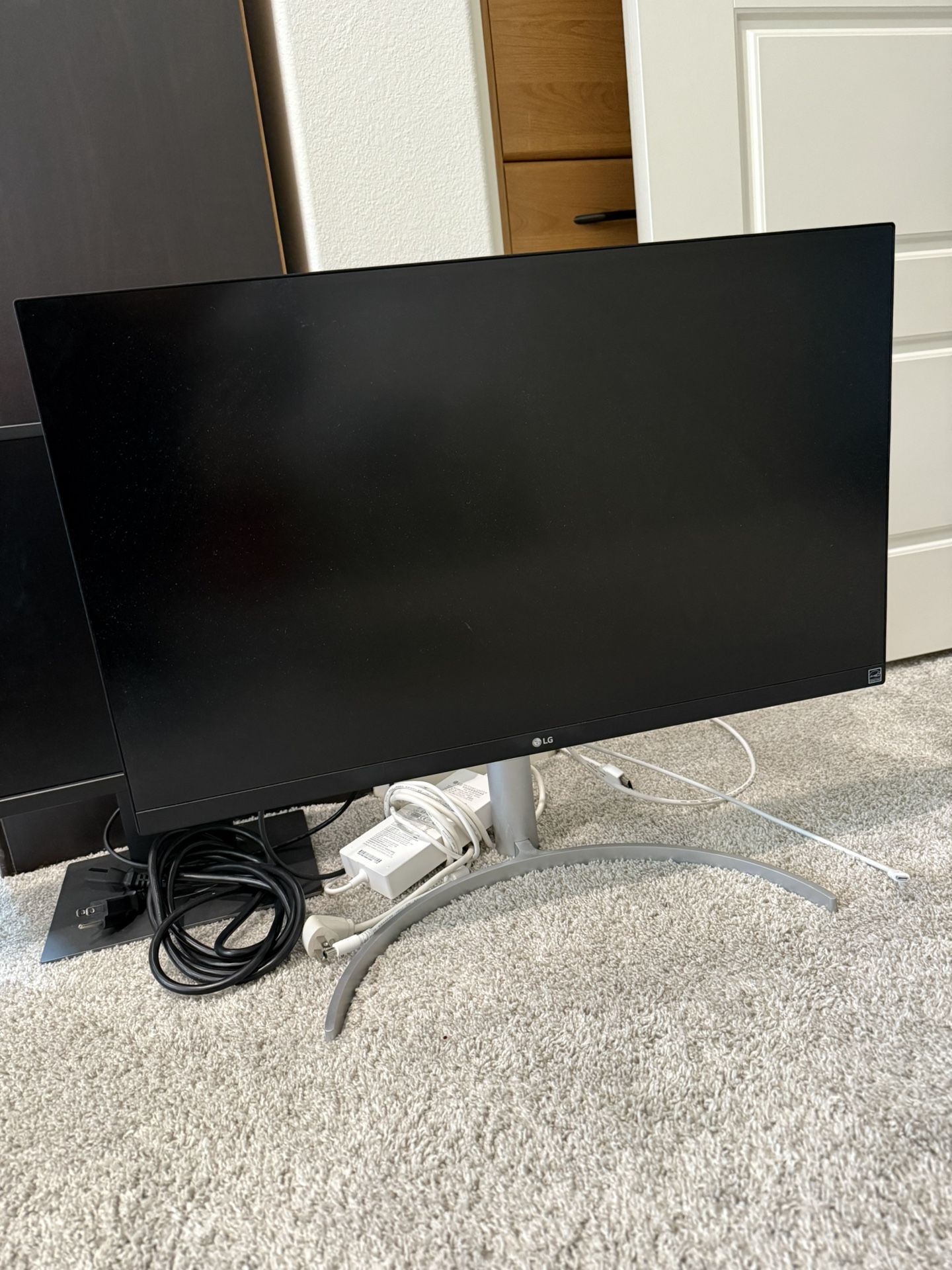 (2) LG 27UK850-W 27" 4K UHD IPS Monitor
