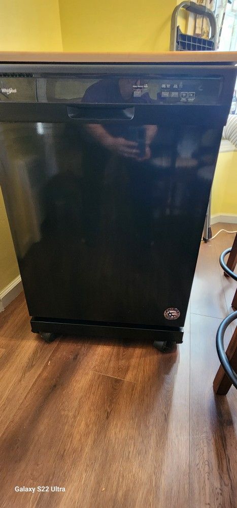 Whirlpool Portable Dishwasher Model WDP370PAHB
