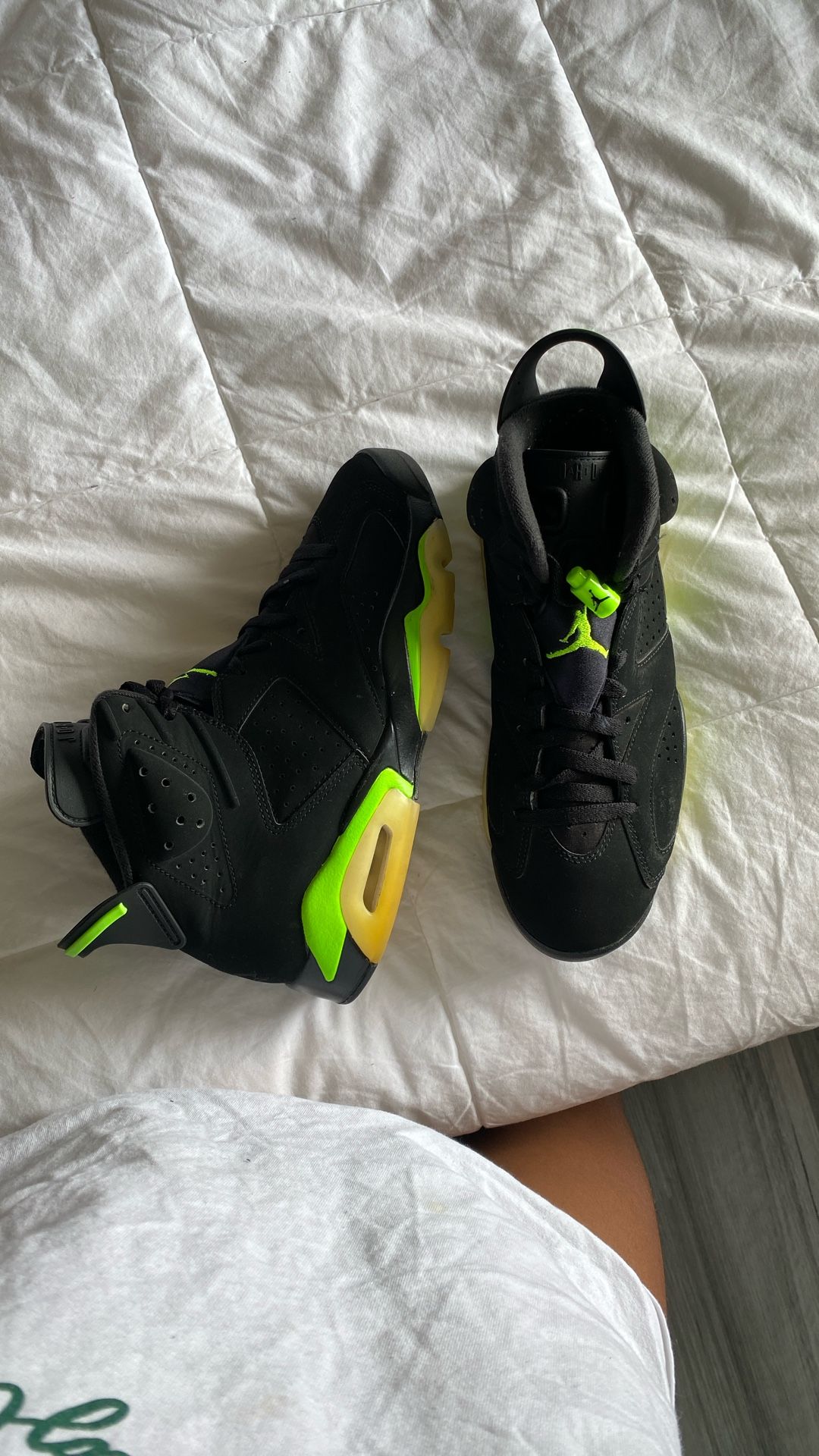 Gently used black and green Jordan 6’s