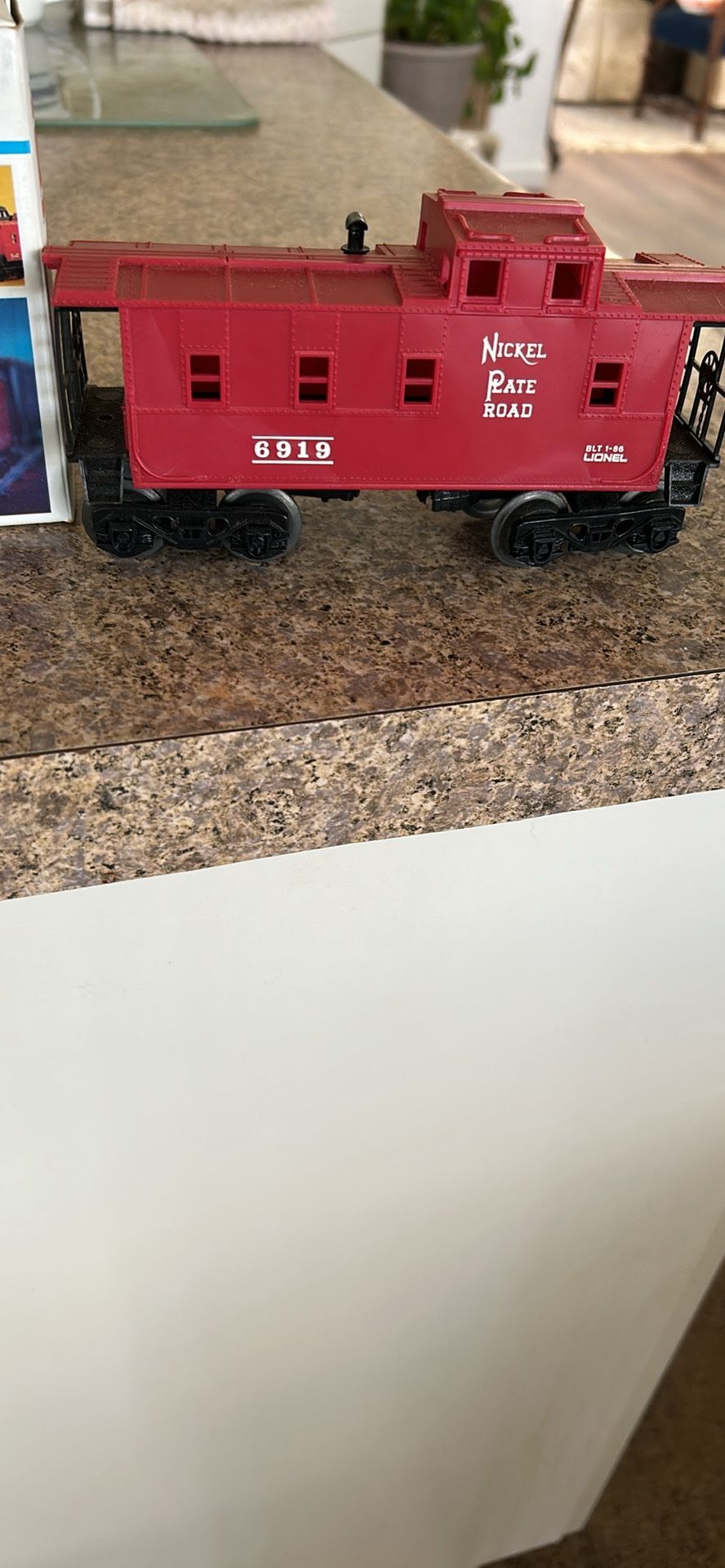 Vintage Lionel, New York Central Caboose +3 Extras