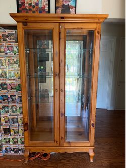 3 shelf mirrored back cabinet. In very good condition.