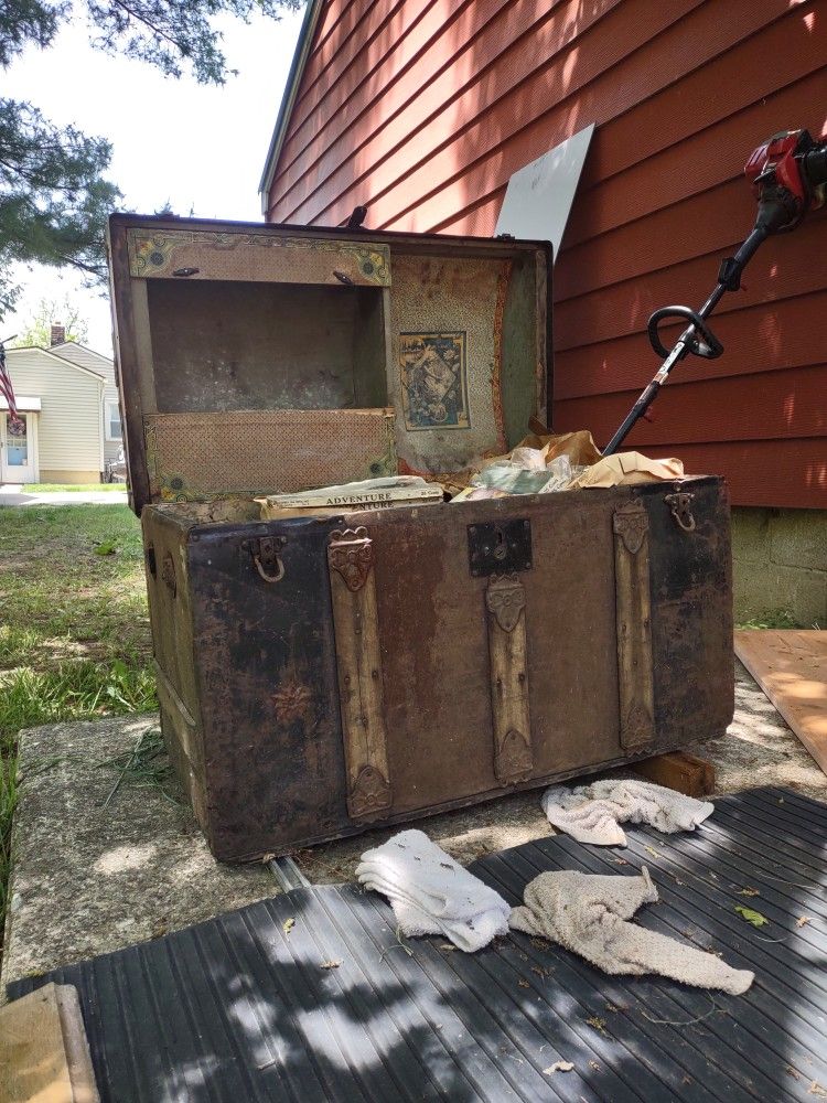 Stunning Vintage Trunk With Design Under Lid