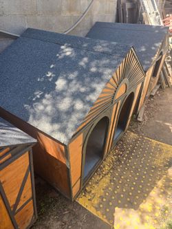 XL dog house