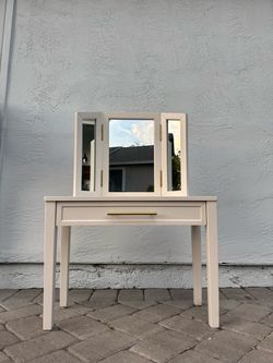Pottery Barn Chelsea kid’s play vanity