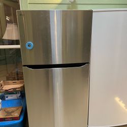LG Stainless Steel Top-Freezer Refrigerator