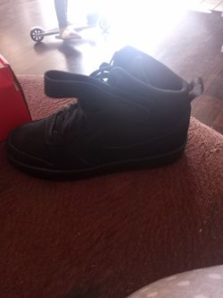 Nikes Size 5 And A Half 