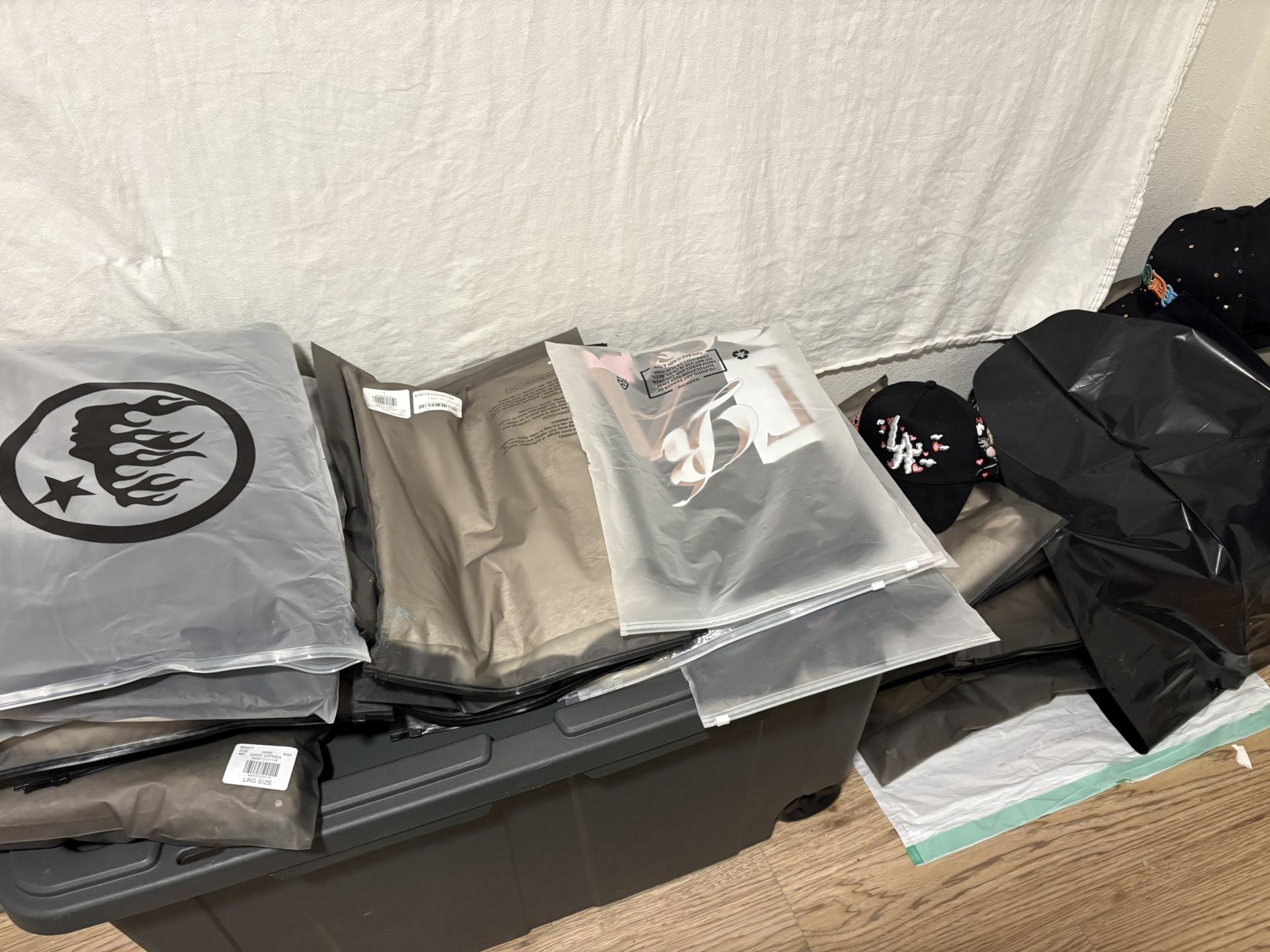 Essentiales Camisas Sudaderas Í Otras Marcas Más