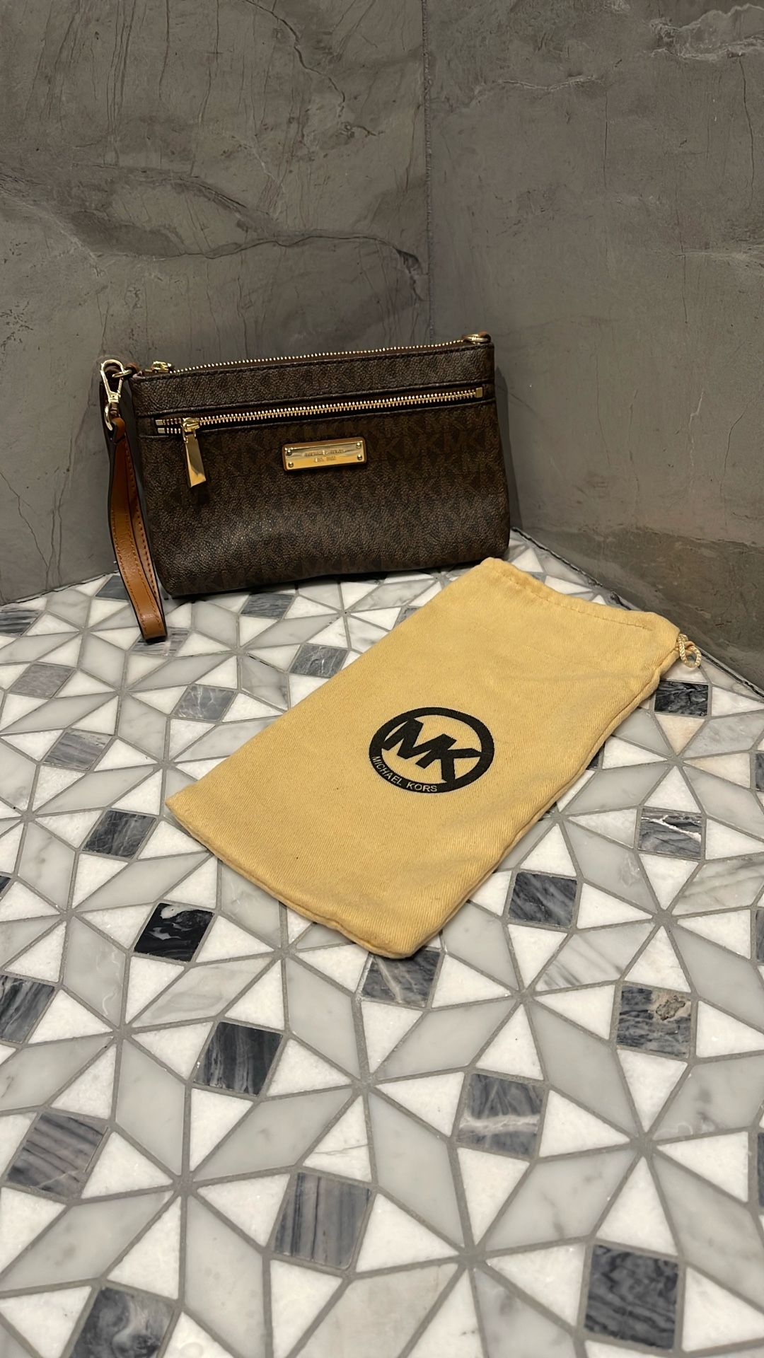 Michael Kors Clutch Wristlet Signature Brown Like new