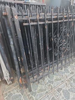 FENS 5X4 MATERIAL SOLIDO BUEN ESTADO NECESITA SOLO PINTURA INTERESADOS 20 DOLARES POR PIEZA. ES GRANDE