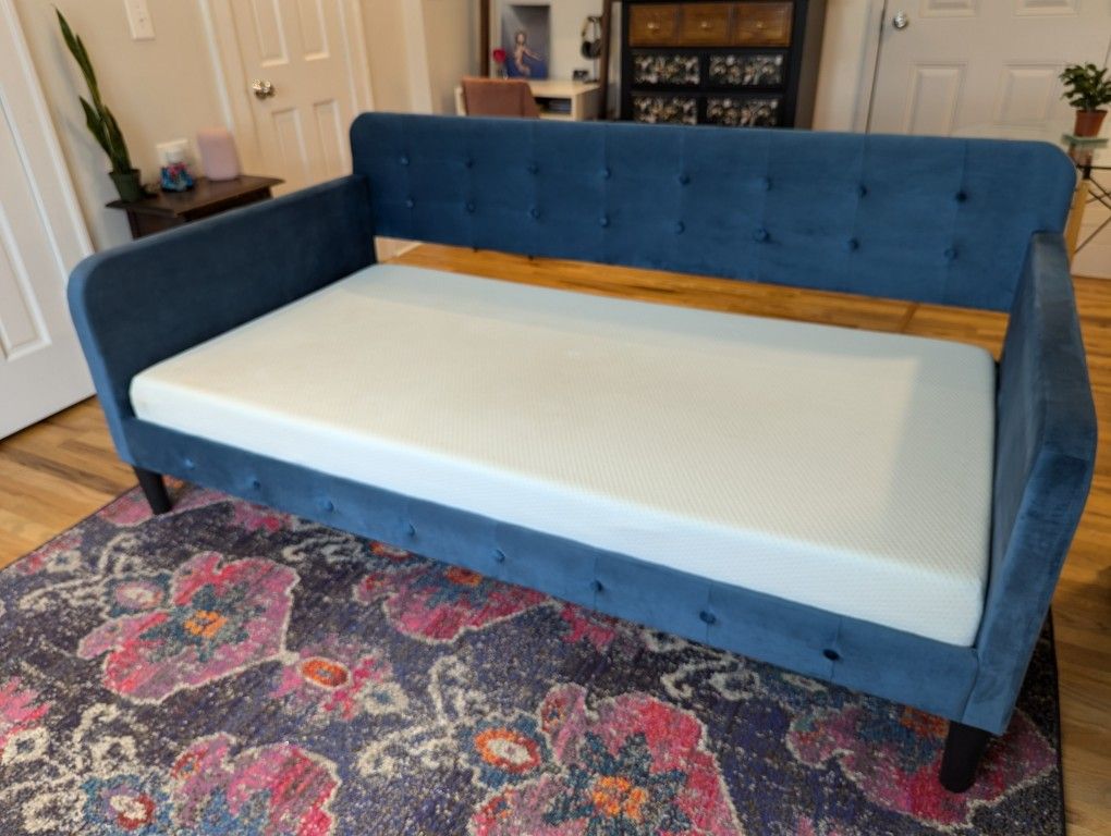 Granli Blue Upholstered Daybed, Twin