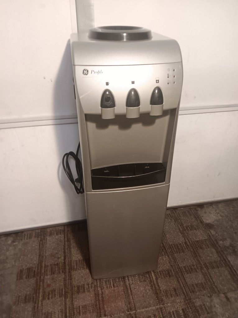 GE® Hot and Cold Free-Standing Water Dispenser with Integrated Refreshment Chiller
Model #:GXCF25FBS