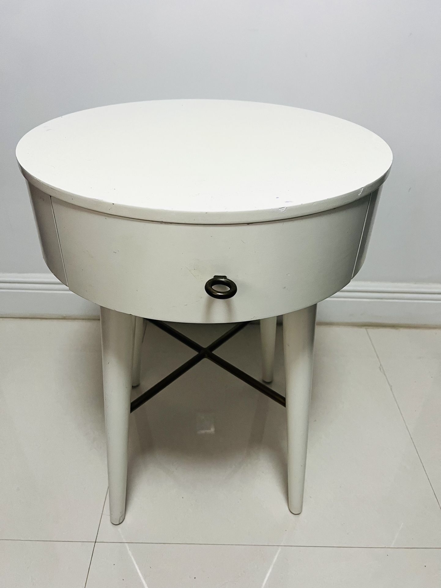 West Elm Penelope Nighstand In White Finish Made Of Mahogany Wood And Bronce Metal Accesories