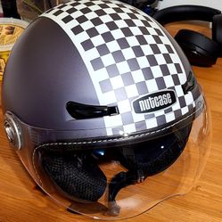 Motorcycle helmet Medium Nutcase