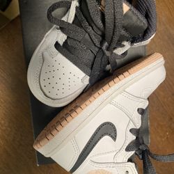 Jordan 1 Mid Toddlers Size 6c
