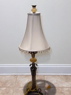Traditional Table Lamp with Decorative Shade
