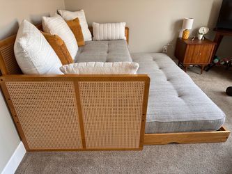 Trundle bed