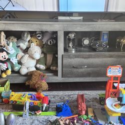 Tv stand holds upto 75” tv