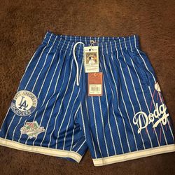 MLB CITY COLLECTION SHORT. SIZE LARGE. 
