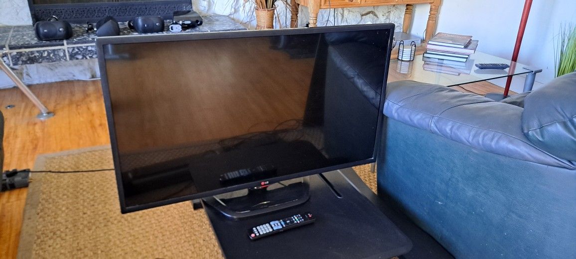 LG 42" Class 1080P LED Cinema 3D Smart TV. And Remote.