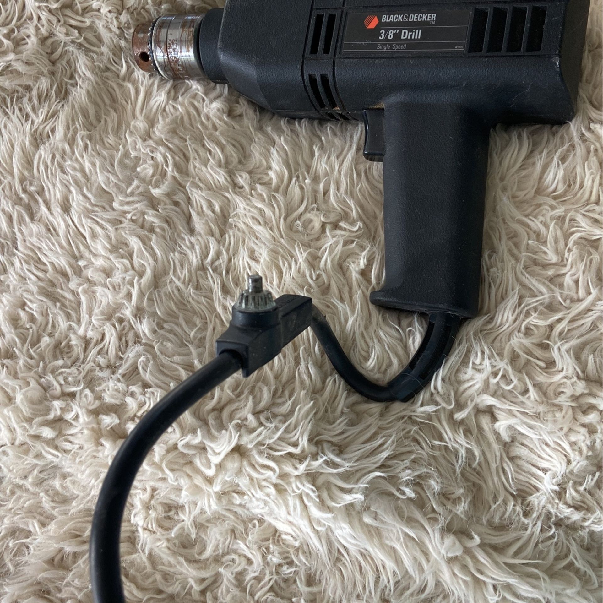 BLACK AND DECKER 3/8" DRILL