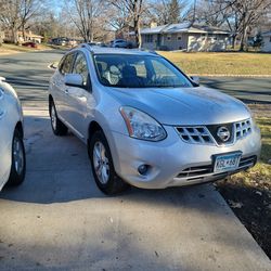 Nissan Rogue, Color Silver 5peoples.